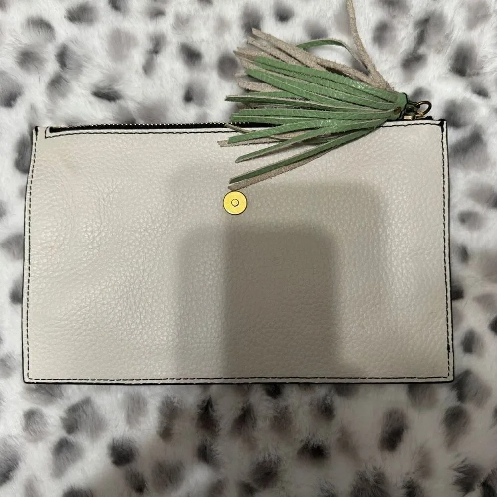 Fossil white pebbled
